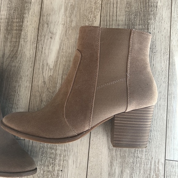 Universal Thread Tan Neutral Booties • 10 - Picture 3 of 7